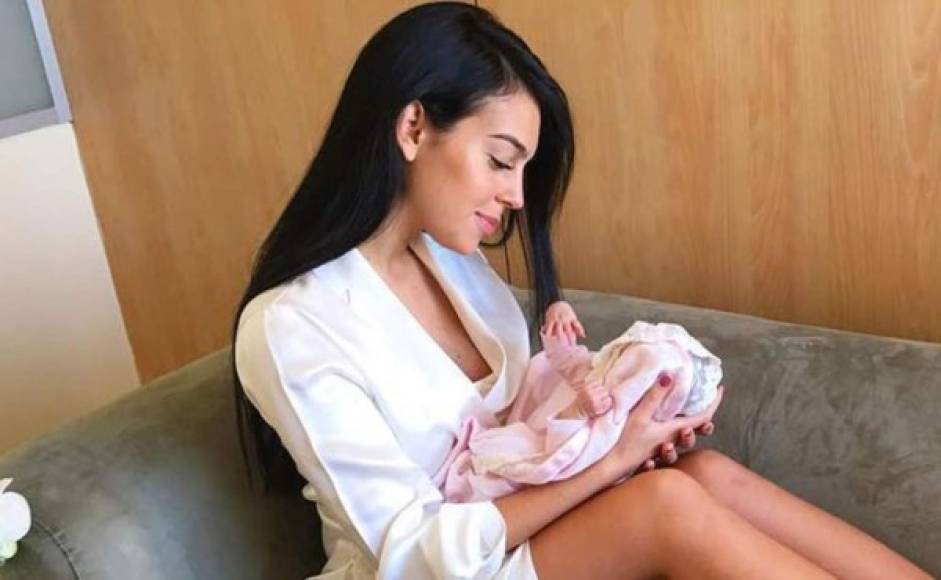 La madre primeriza Georgina Rodríguez compartió su primera foto a solas con su hija recién nacida Alana Martina. Acompañando la foto, la pareja de Cristiano Ronaldo, escribió un emotivo mensaje de agradecimiento a todos los que ayudaron y la apoyaron durante el proceso de su embarazo y alumbramiento. Rodríguez también señala su experiencia materna ayudando en la crianza de los hijos del jugador.