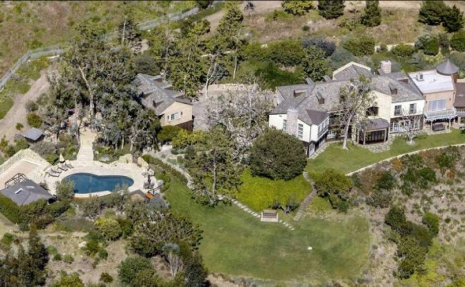 En febrero del 2020, se reportó que <a href='https://www.laprensa.hn/fotogalerias/farandula/1358595-411/meghan-harry-fotos-mansion-malibu-donde-podr%C3%ADan-vivir-tras-megxit?i=1' style='color:red;text-decoration:underline' target='_blank'>Harry y Meghan habían estado viendo La propiedad llamada Petra Manor</a>, que anteriormente fue el hogar de la estrella de 'Baywatch' David Charvet.