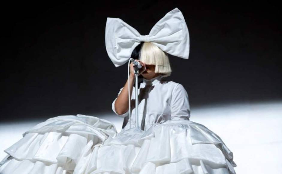 La cantante australiana Sia, se dejó ver como en muy pocas veces, en el supermercado y con el rostro descubierto.