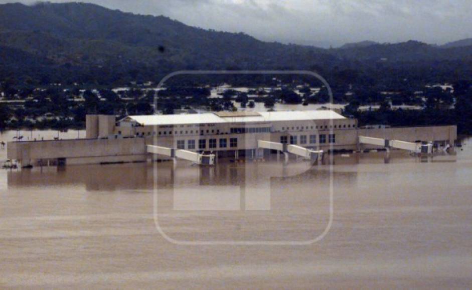 Mitch desató lluvias torrenciales superiores a 600 mm durante cinco días consecutivos, que llevaron al desborde masivo de los ríos y provocaron severas inundaciones en los 18 departamentos del país, afectando en particular toda la costa atlántica, la zona central, incluyendo a Tegucigalpa, la capital de Honduras, y la zona sur.