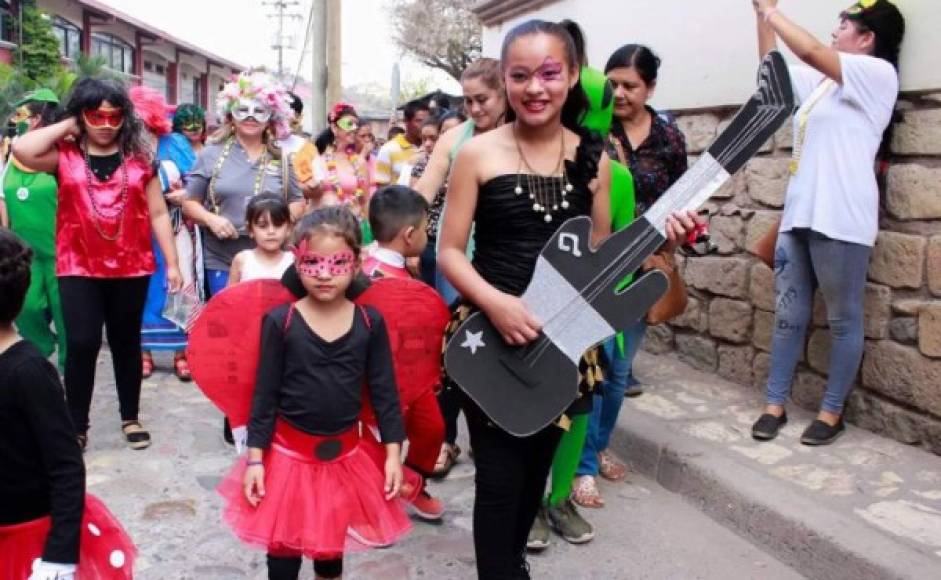 Los niños y adultos utilizaron todo tipo de disfraces para engalanar el desfile.