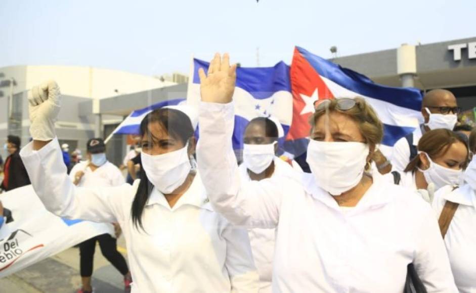 Una brigada de 20 médicos cubanos llegó este domingo a Honduras para apoyar en los hospitales saturados de pacientes con el nuevo coronavirus, mientras el gobierno amplió el toque de queda para obligar a la población al aislamiento social, informaron fuentes oficiales. Fotos: Melvin Cubas (LA PRENSA) / Texto: AFP