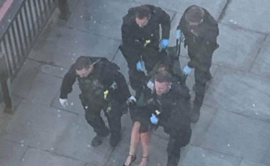 En imágenes que han trascendido en medios británicos como el Daily Mail se muestra cómo la policía británica socorre a mujeres que resultaron heridas en el ataque.