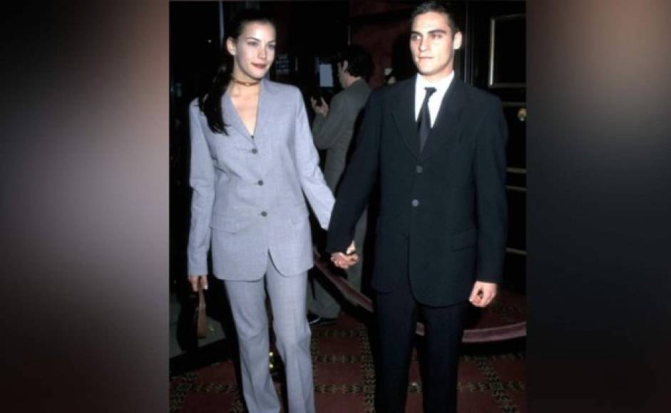 Liv Tyler y Joaquin Phoenix: El amor entre Joaquin Phoenix y Liv Tyler surgió luego de que se conocieran en el rodaje de la cinta Inventing the Abbotts (1995). Fueron novios durante 4 intensos años.