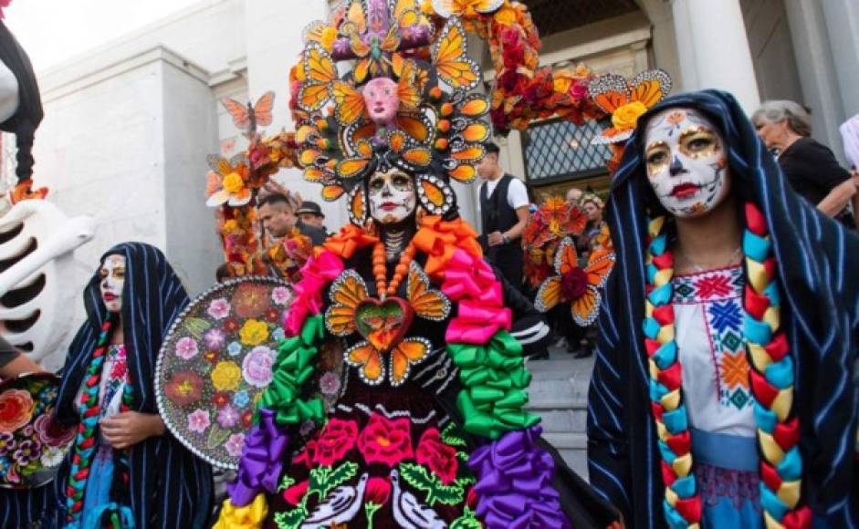 El gobierno de Ciudad de México organizó actividades alusivas al festejo, que este año iniciaron la semana pasada con un desfile masivo de 'catrinas', el famoso personaje creado por el caricaturista José Guadalupe Posada en 1910, y al que esta semana se sumó una ofrenda en el Bosque de Chapultepec.<br/>