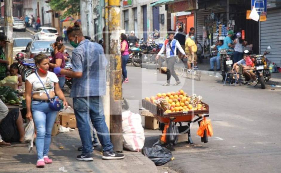 Un vendedor de frutas en el centro de Tegucigalpa.
