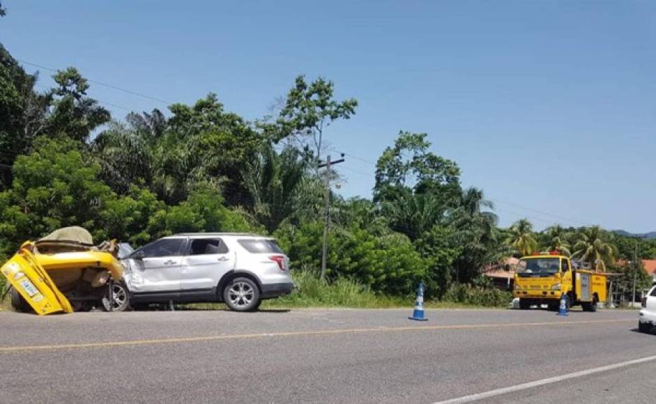 Versiones extraoficiales apuntan a que la familia del carro amarillo se dirigía hacia una playa de Tela cuando se suscitó la colisión.