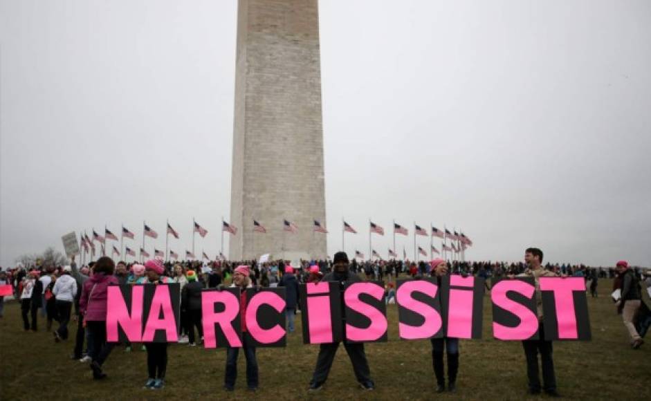 Un grupo de manifestantes forman la palabra 'narcisista' frente al monumento a Washington en la capital de Estados Unidos.