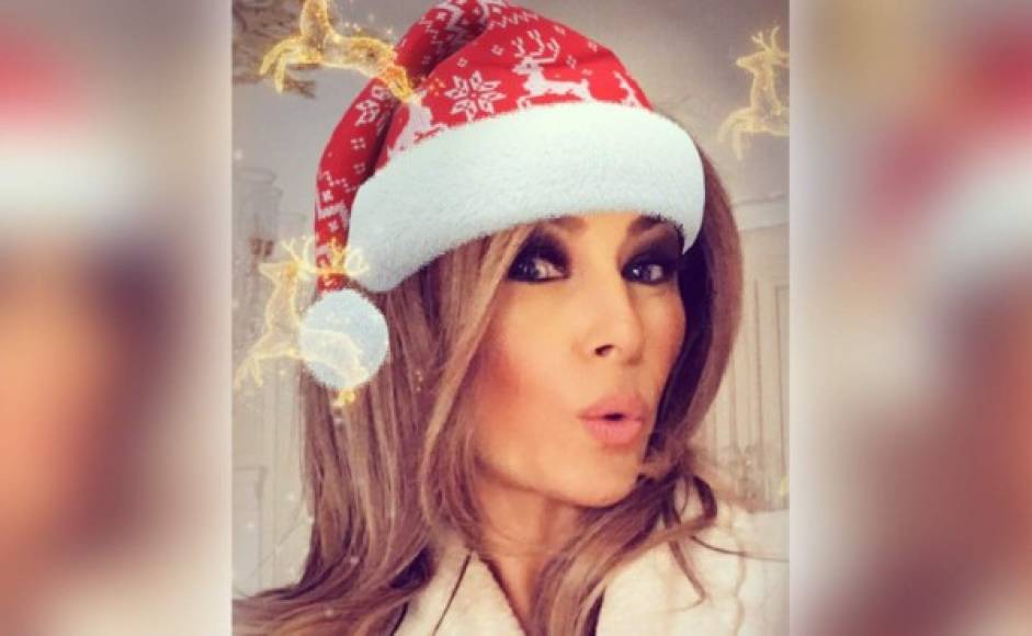 Con sombrero de Santa Claus, y renos dorados en los márgenes, Melania felicitó con esta 'coqueta' foto a sus seguidores.
