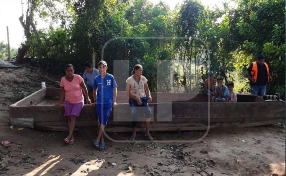 Otra parte de la población fue movilizada en lanchas como una alternativa de alejarlos de las zonas de riesgo.