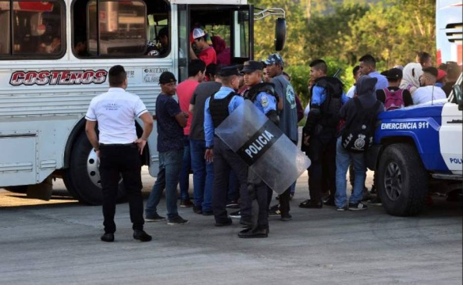 Los migrantes, más de un millar, partieron de la estación de autobuses del servicio interurbano de la ciudad de San Pedro Sula, en el norte de Honduras.