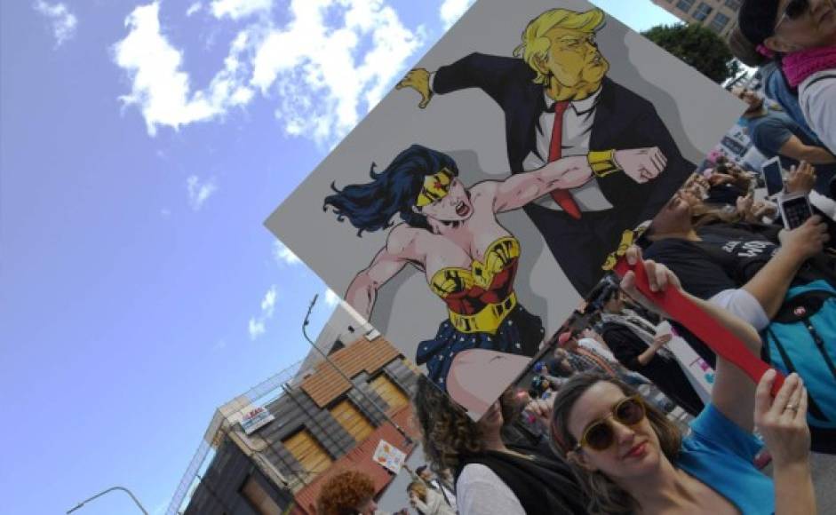 Miles de mujeres marcharon en varias ciudades de los Estados Unidos y el mundo contra el presidente Trump.