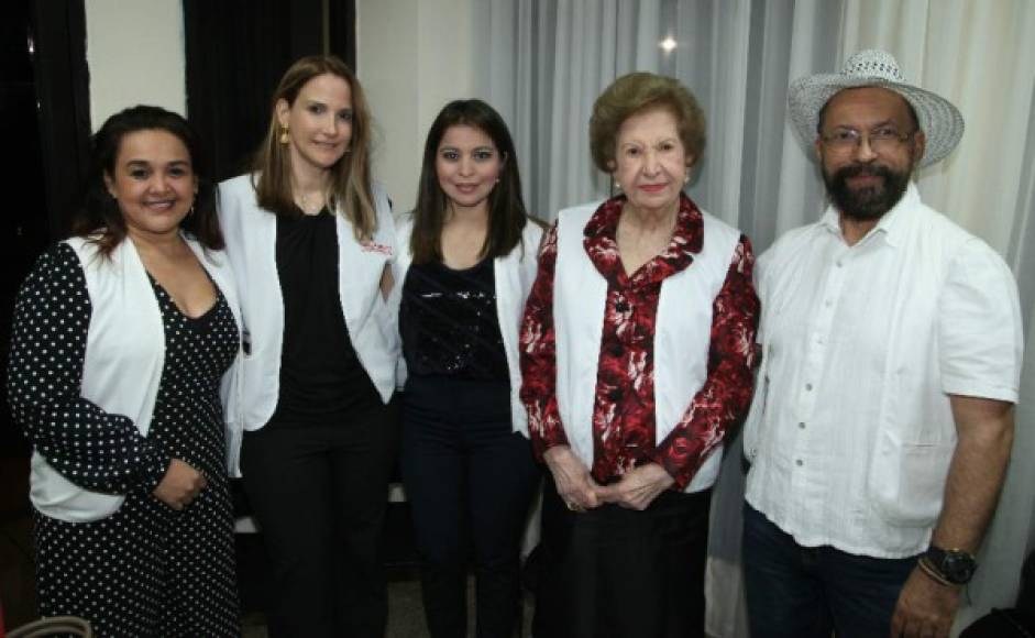 Karina Paredes, Yvette Aramendía, Ingrid Sabillón, Julieta Kattán y Ubaldo Madrid.