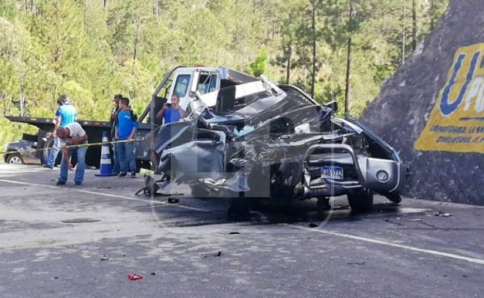 El pick-up del subcomisionado quedó destruido tras impactar contra la rastra.