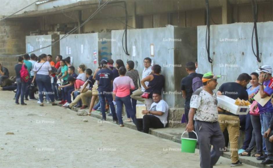 Algunos de ellos no pueden comprar comida debido a la falta de ingresos y otros prefieren permanecer en la fila para no perder su oportunidad.