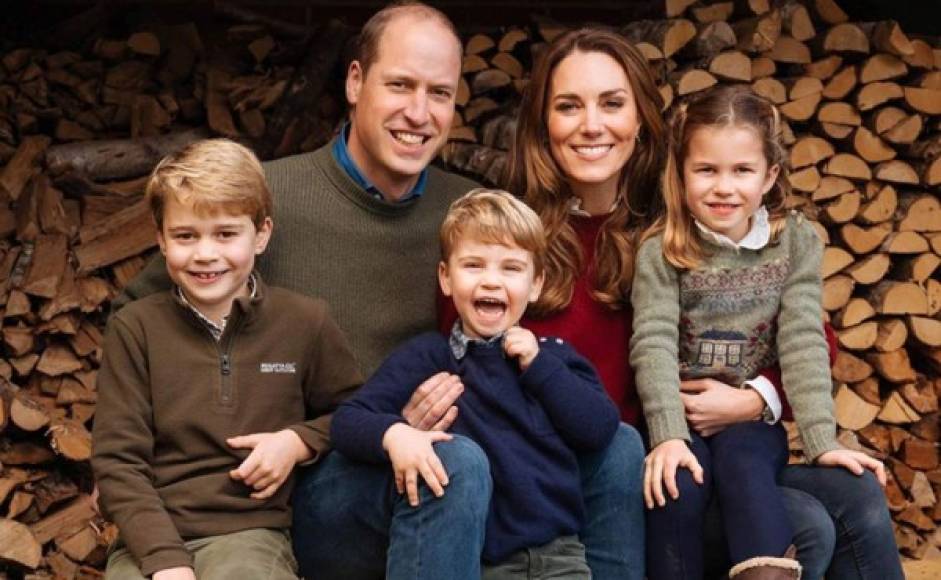 El Príncipe William y Kate Middleton permitieron que sus tres hijos compartieran al mundo, rompiendo con su costumbre de no publicar asuntos privados, las tarjetas que elaboraron para su abuela Princesa Diana, para recordarla en este Día de la Madre.
