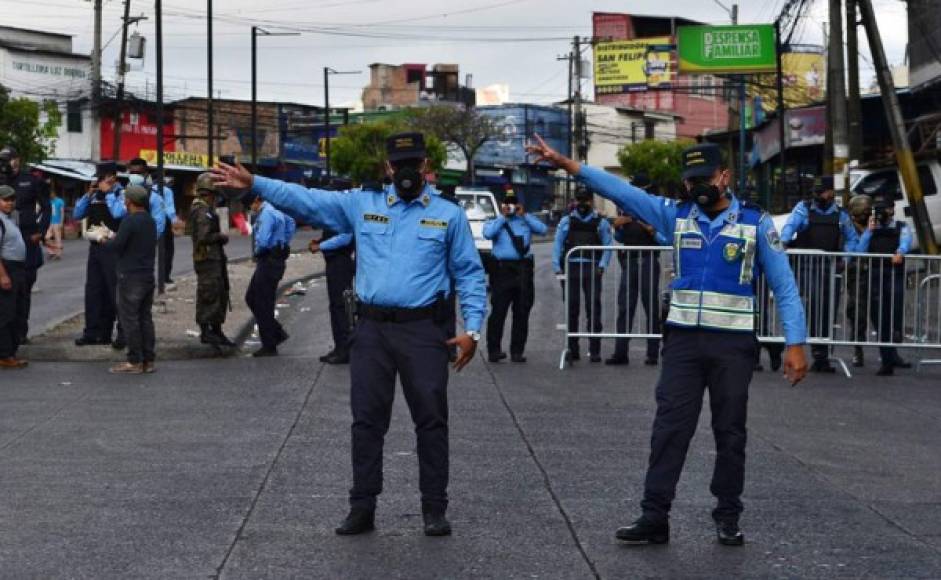 El trabajo de la Policía ha sido intenso para lograr orden en los lugares donde se establecieron los mercados móviles de Banasupro en diferentes cuidades de Honduras.
