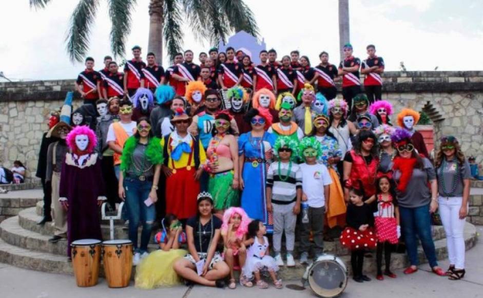 Al final del desfile, la mayoría de participantes posaron para la foto del recuerdo.