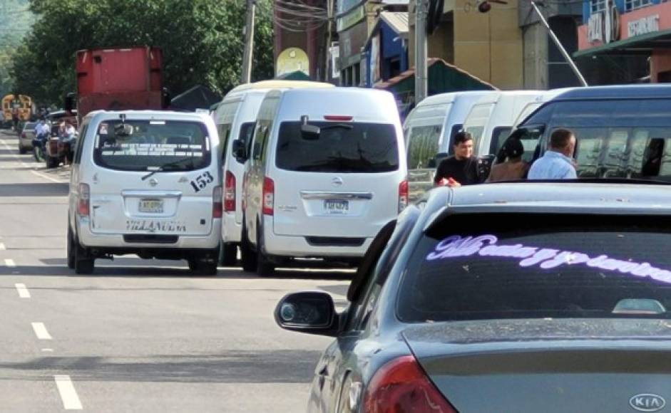 Pobladores se movilizaron a pie hacia sus trabajos debido a la paralización de los buses y taxis.