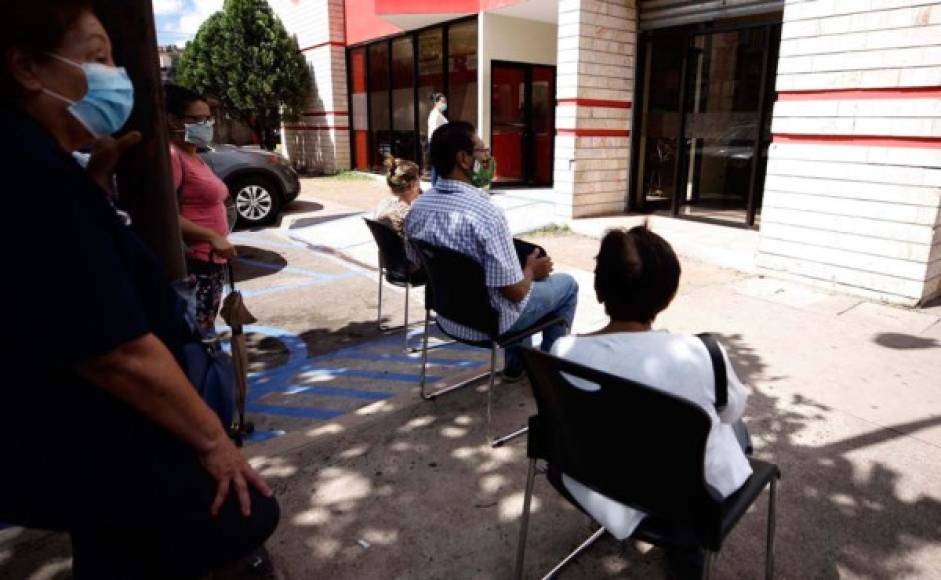 Por varias horas los ancianos permanecieron esperando que los establecimientos bancarios abrieran para realizar sus transacciones. Muchos de ellos proveyeron de asientos para que estuvieran cómodos.