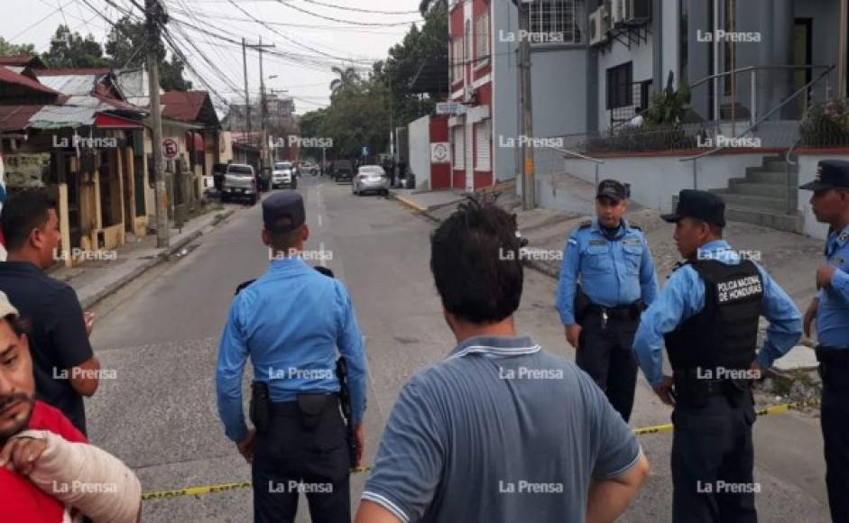 Las tres víctimas se conducían en un lujoso vehículo tipo pick up de color gris, a eso de las 5:20 pm.