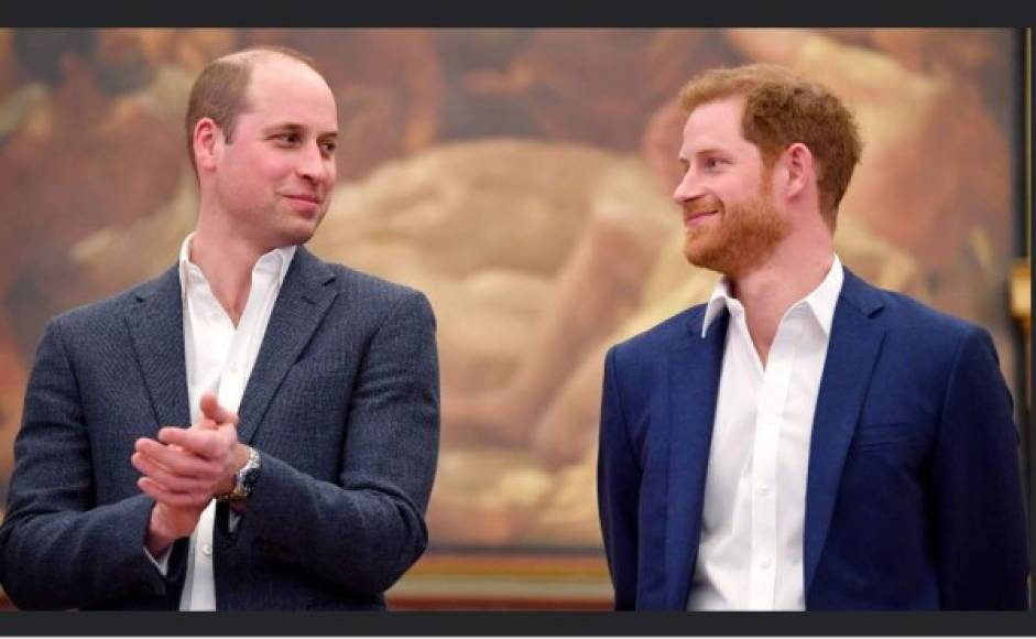 Inicio de distancia entre Harry y William- El príncipe Harry supuestamente se ofendió cuando su hermano mayor le aconsejó que tomara su relación con Meghan despacio, ya que pensó que estaba juzgando a su amada, aunque se aclara que el duque de Cambridge estaba feliz por su hermano y el consejo solo era para cuidarlo. El libro afirma que otros dentro del círculo del palacio sí hicieron juicios rápidos sobre Meghan, lo que solo aumentó la protección de Harry hacia su futura esposa.<br/><br/><br/><br/>