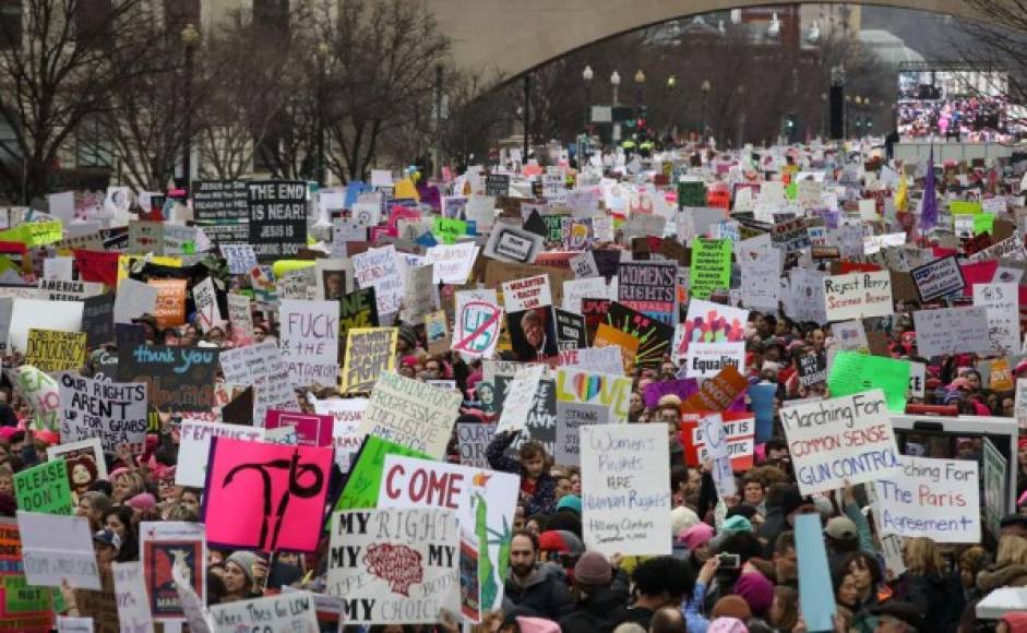 Las calles de Washington fueron abarrotadas por miles de mujeres que protestaban contra Trump.