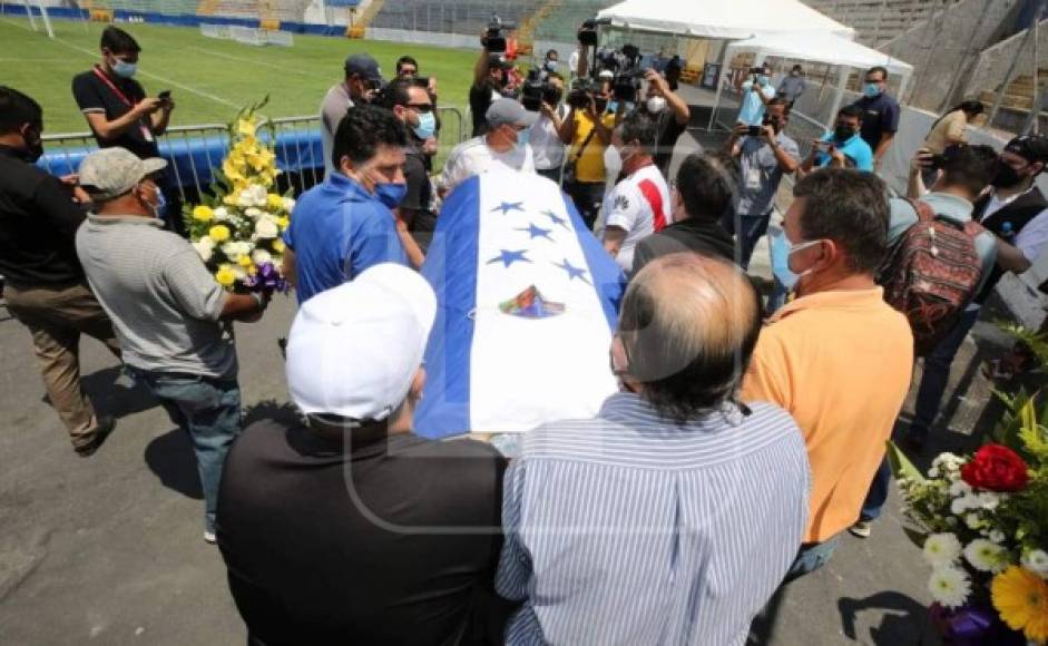 Muchas de las personas involucradas en el fútbol llegaron para acompañar a la familia de 'Chelato' Uclés.