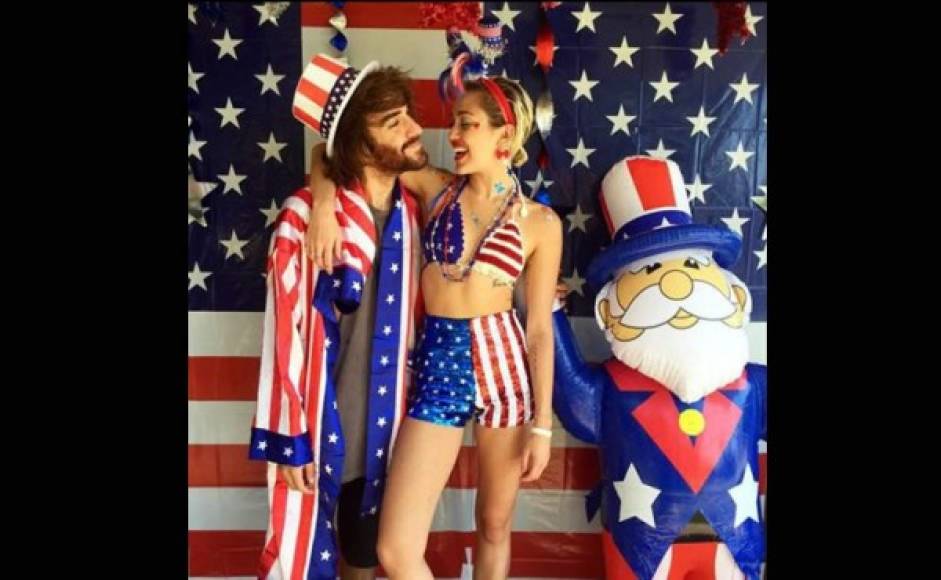 Miley Cyrus compartió una fotografía, en la cual la celebración del Día de la Independencia de Estados Unidos, no impidió lucir su figura.<br/>