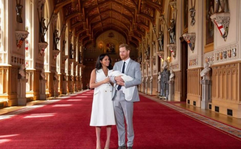 Meghan y Harry posaron en el histórico salón San Jorge del Castillo de Winsdor, donde se suelen celebrar los grandes acontecimientos de la familia real.