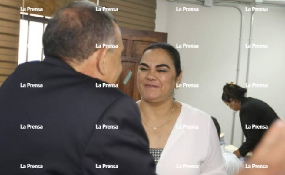 Rosa Elena Bonilla reaccionó contenta con el beso que le dio su esposo. La exprimera dama está enjuiciada por el caso La Caja Chica de la Dama.