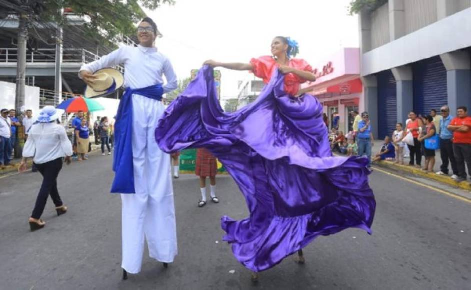 Te presentamos algunas curiosidades durante los desfiles en conmemoración del 197 aniversario de la Independencia de Honduras.<br/><br/>Fotos exclusivas de LA PRENSA
