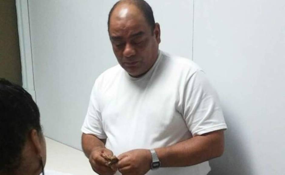 La Agencia Técnica de Investigación Criminal (Atic) capturó al jefe de operaciones de la Policía Municipal de San Pedro Sula Miguel Ángel Sorto Meza por el supuesto delito de violación. El hecho presuntamente ocurrió el año pasado. Supuestamente violó a una excompañera de la municipalidad sampedrana. Tenía orden de captura y hoy la Atic lo detuvo. Sorto Meza dijo al salir de la Fiscalía que la empleada lo había denunciado porque él la despidió.