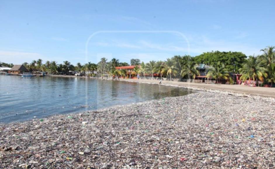 El Motagua pasa por 95 municipios y 14 departamentos de Guatemala. Arrastra toneladas de basura que fueron arrojadas a la calle, alcantarillas y basureros clandestinos; estos desechos desembocan finalmente en el mar.