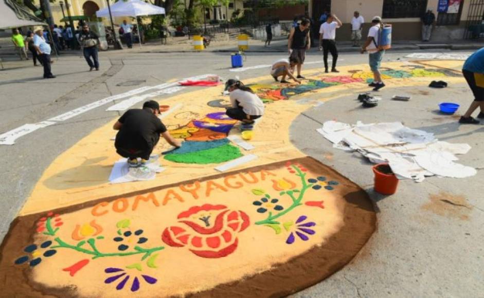 Son varios los mensajes que se reflejan en las alfombras colocadas durante Semana Santa.