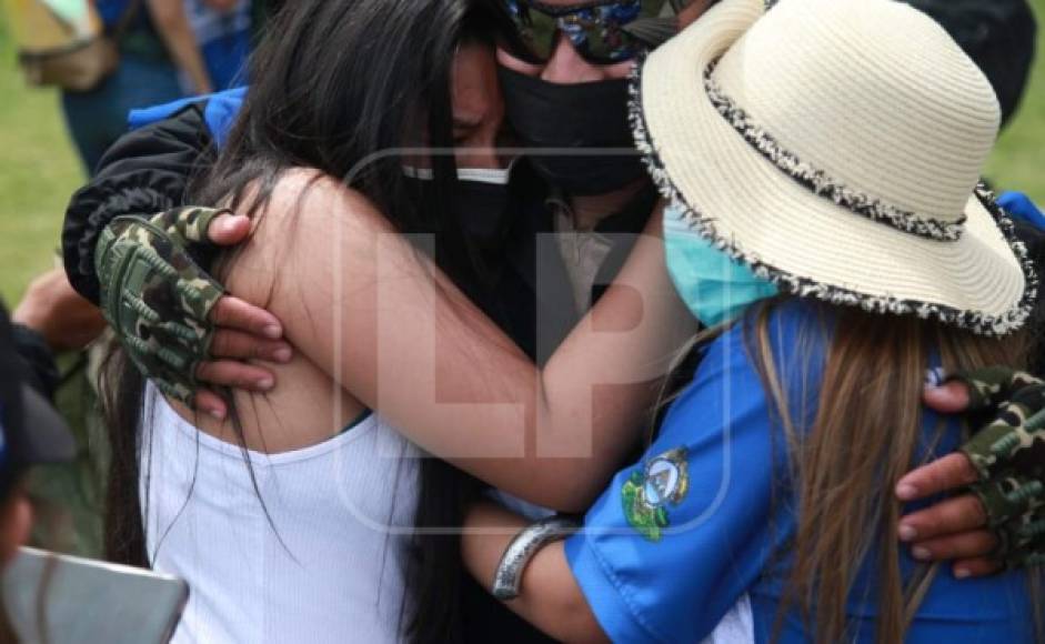 Parientes de los paracaidistas reaccionaron contentos al mirarlos finalizar las maniobras desde los aires.