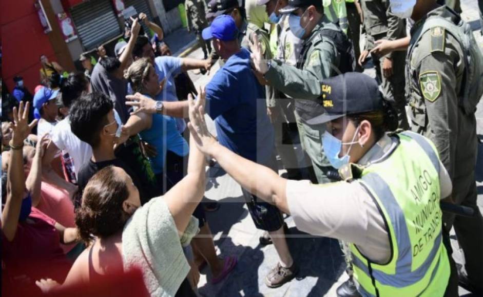 La Policía Nacional y la Policía Municipal comenzaron dialogando con los vendedores para que se retiraran.