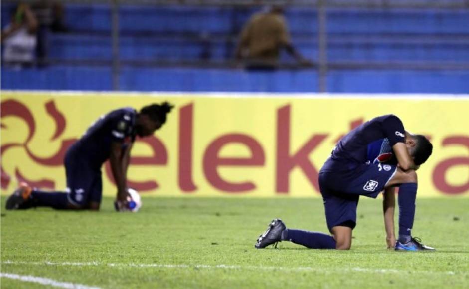 Los jugadores de Motagua, derrotados y tristes al final del partido en el Olímpico.