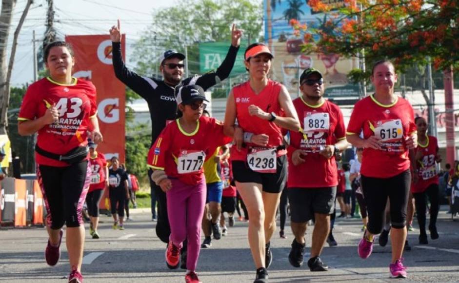 Fue una fiesta con muchos matices. En la mañana, el calentamiento se realizó al ritmo de la pagajosa zumba. Y una vez se estuvo listo, las calles de la Ciudad del Adelantado esperaban a los corredores.