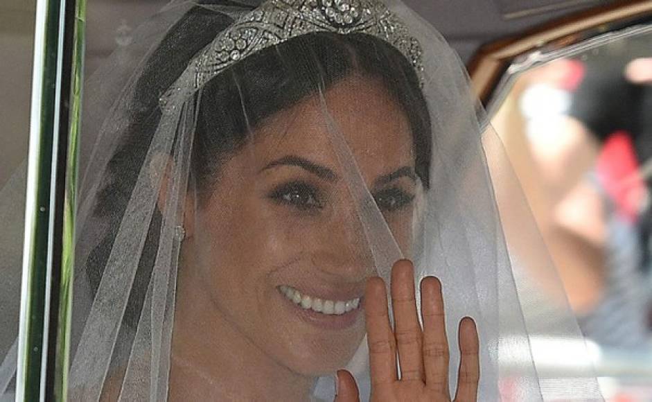 Con un elegante vestido blanco y velo sujetado con una tiara, Meghan Markle llegó a la capilla de San Jorge.