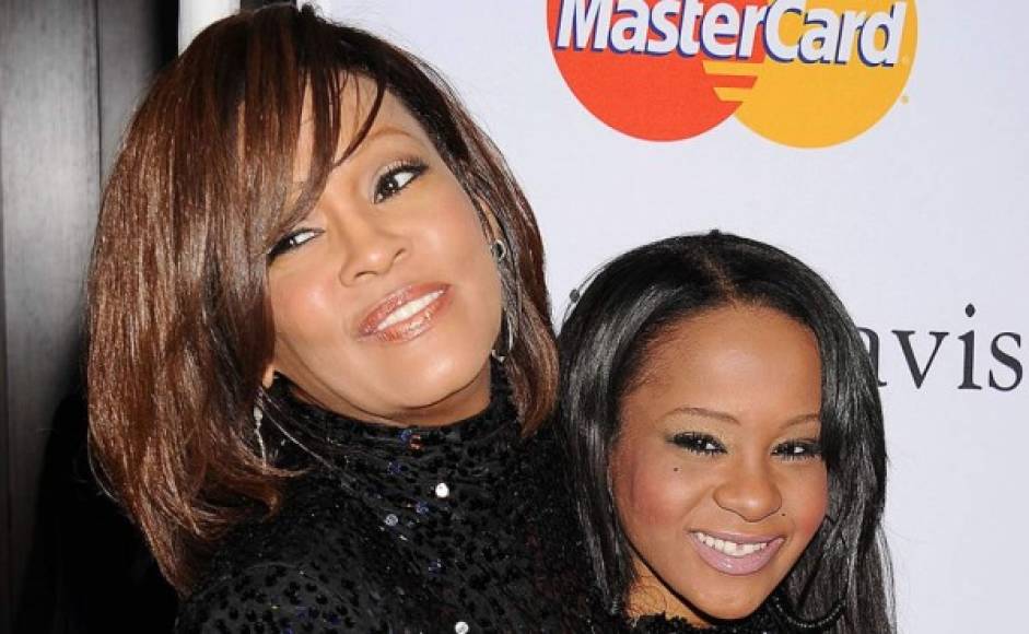 La única hija de la cantante Whitney Houston fue hallada inconsciente en el baño de su residencia de Atlanta a principios de año. La joven murió ayer 26 de julio tras estar varios meses en coma.