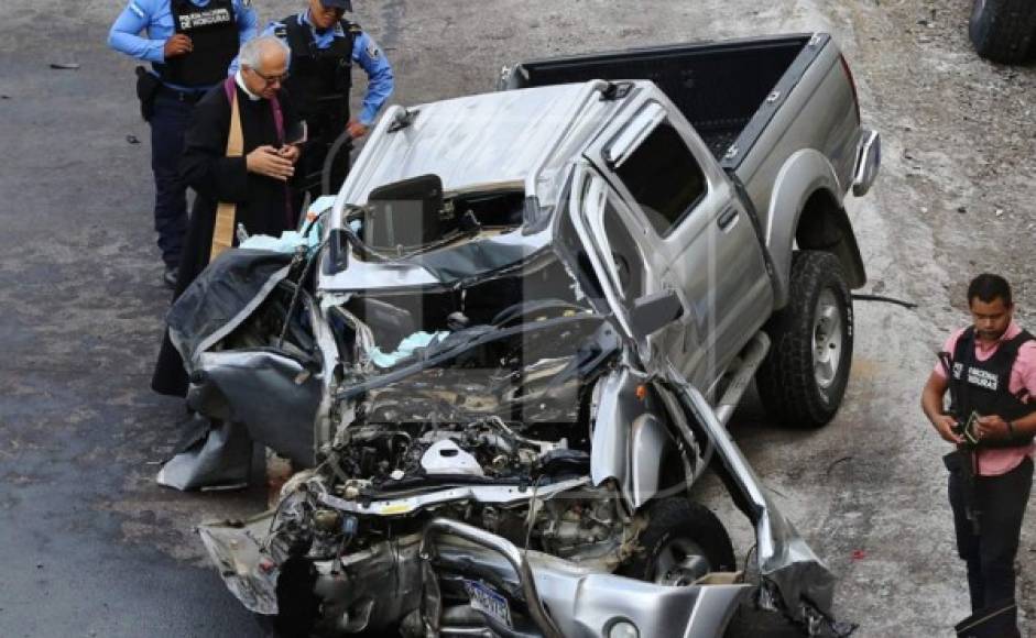 Un sacerdote llegó a la escena y elevó plegarias pidiendo al Todopoderoso por el descanso de los fallecidos.