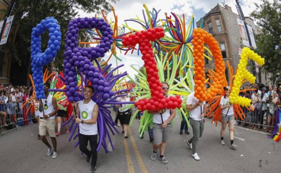 Decenas de miles de personas marcharon el domingo por el Orgullo Gay en Nueva York bajo un mar de banderas con los colores del arcoiris, con la oposición al presidente Donald Trump y la defensa de los transexuales como las grandes causas del momento. <br/>