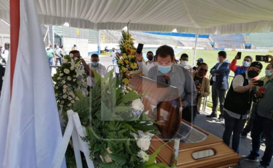 Salvador Nasralla mirando por última vez el cuerpo de 'Chelato' Uclés.