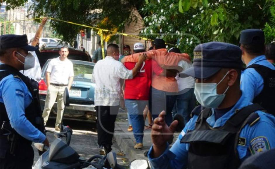 Los asesinos llegaron a bordo de dos vehículos al edificio en la 4 avenida, entre 2 y 3 calles, del barrio Guamilito.