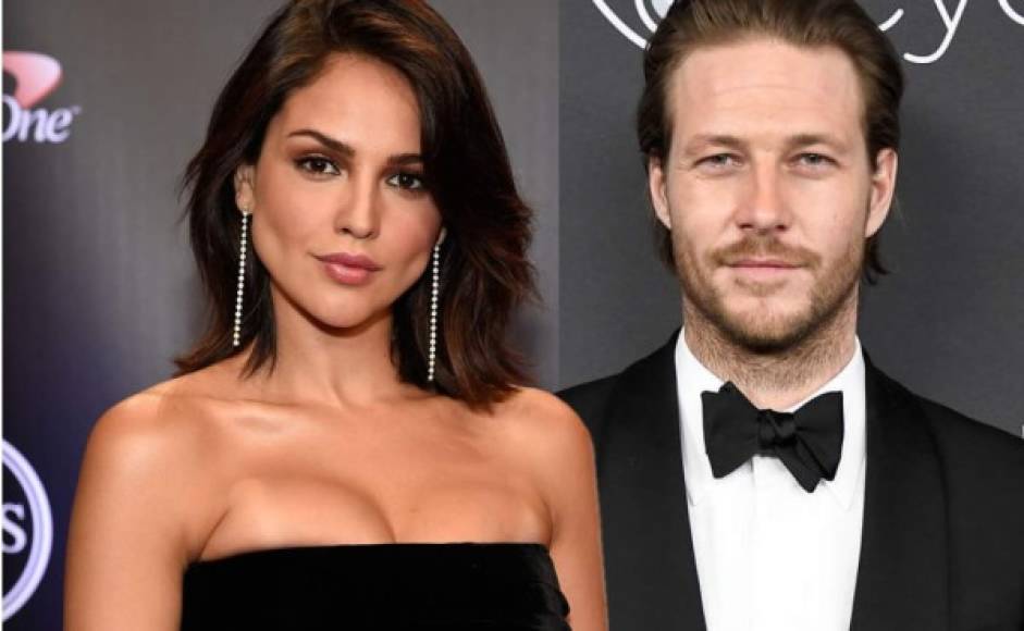 La actriz mexicana publicó varias fotos junto al actor australiano confirmando de alguna forma el rumor de un romance entre ellos.