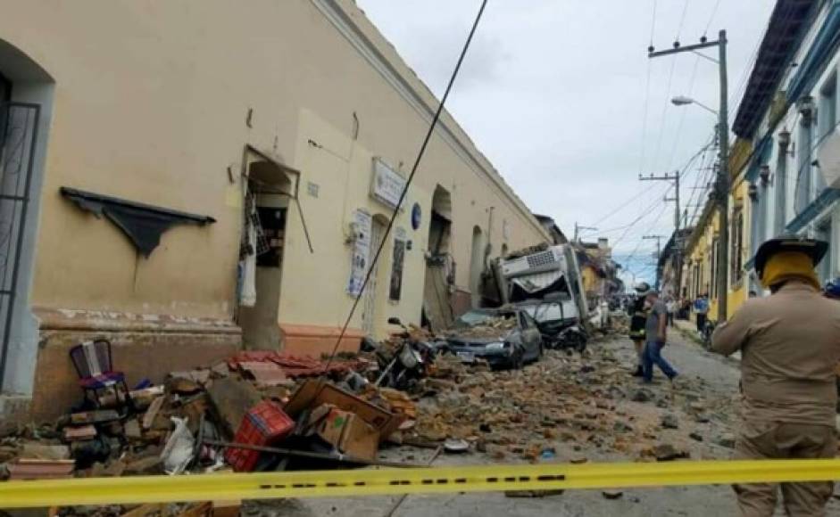 También resultaron afectados tres locales que funcionan en el mercado central, localizado en el centenario edificio municipal.