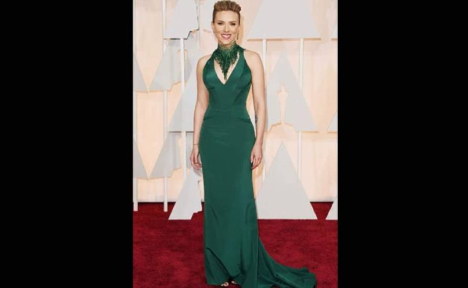 SCARLETT JOHANSSON. La actriz tuvo a su hija Rose el 4 de septiembre del año pasado y en la pasada entrega de los Oscar destacó su figura en la alfombra roja al llevar un traje verde esmeralda de Atelier Versace.