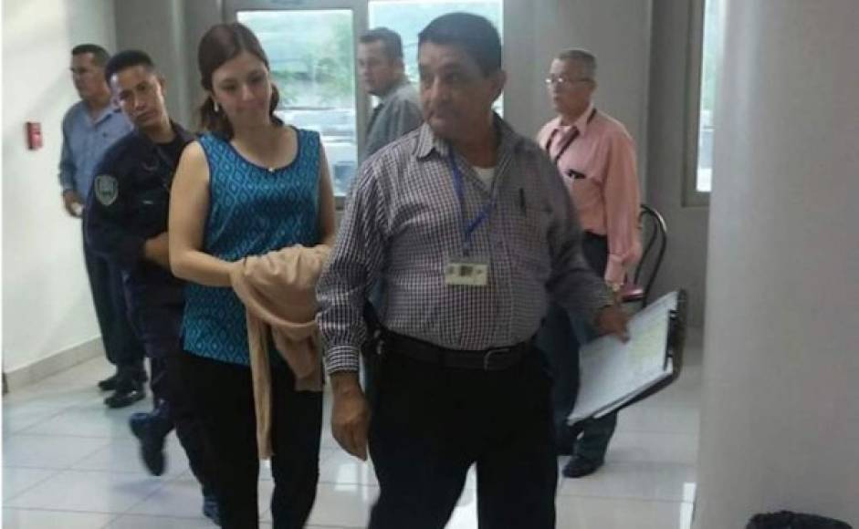 El Juzgado de lo Penal de San Pedro Sula dictó auto de prisión con prisión preventiva contra Laura Knigth Rodríguez, quien está acusada del asesinato de su esposo Saíd Castrillo Valenzuela y del amigo de este Fernando Sanabria.