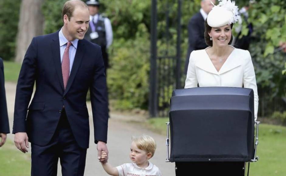 La princesa Carlota, cuarta en el orden de sucesión al trono británico, fue bautizada este domingo en una ceremonia privada.